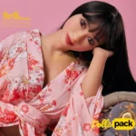 Alynn Sex Doll 154 cm IronTech Doll en kimono floral rose, assise, regard vers l'avant.