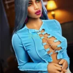 Alyona Sex Doll 164 cm en TPE, cheveux argentés, top bleu croisé, ambiance intérieure chaleureuse.