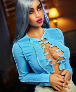 Alyona Sex Doll 164 cm en TPE, cheveux argentés, top bleu croisé, ambiance intérieure chaleureuse.