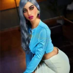 Alyona Sex Doll 164 cm IronTech en TPE, assise, cheveux gris, haut bleu, jupe blanche.