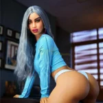 Alyona Sex Doll 164 cm IronTech en pose séductrice, cheveux gris, haut bleu, intérieur moderne.
