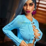 Alyona Sex Doll 164 cm IronTech TPE en pose assise, haut bleu lacé, cheveux gris.