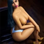Alyona Sex Doll 164 cm assise, cheveux gris, lingerie blanche, pose sensuelle sur canapé.