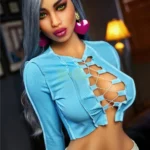 Alyona Sex Doll 164 cm IronTech TPE en haut bleu ajouré, pose frontale séduisante.