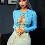 Alyona Sex Doll 164 cm assise, cheveux gris, top bleu lacé, jupe beige, intérieur moderne.