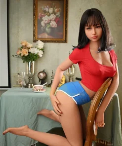 Amalia Porno 168 cm IronTech Doll TPE à genoux sur une chaise, portant un t-shirt rouge.