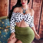Amelia Sex Doll 160 cm IronTech Doll TPE en jupe verte et haut à pois, pose assise élégante.