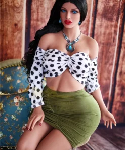 Amelia Sex Doll 160 cm IronTech Doll TPE en jupe verte et haut à pois, pose assise élégante.
