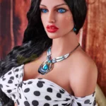 Amelia Sex Doll 160 cm IronTech TPE, pose assise, chemisier à pois, cheveux noirs.
