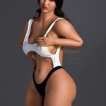 Amika Sex Doll 156 cm IronTech Doll TPE en maillot noir et blanc, pose de profil élégant.