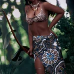 Amorable Sex Doll 175 cm IronTech en tenue sauvage, pose séduisante en forêt.