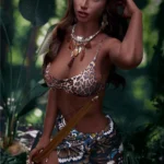 Amorable Sex Doll 175 cm IronTech en tenue léopard, posant dans un décor tropical luxuriant.