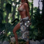 Amorable Sex Doll 175 cm IronTech en tenue exotique, pose debout en forêt.