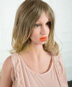Amorea Sex Doll 160 cm IronTech Doll en robe rose, cheveux blonds, pose assise.