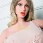 Amorea Sex Doll 160 cm IronTech Doll TPE en robe rose, vue en gros plan, cheveux blonds.