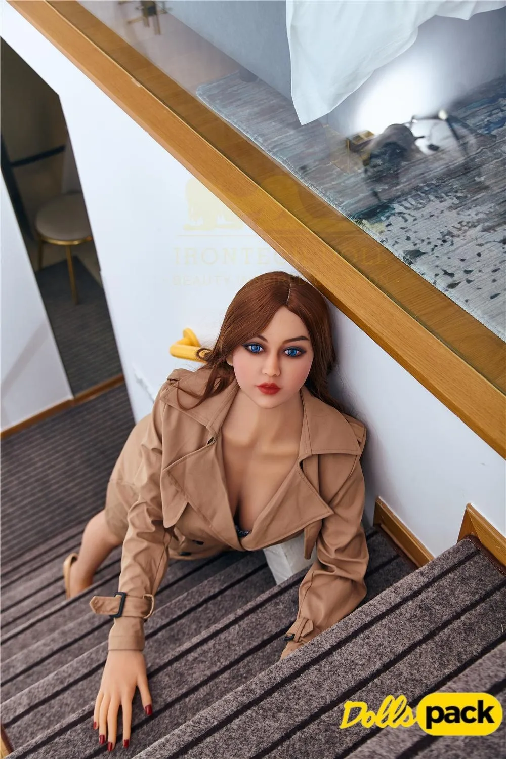 Amoryle Sex Doll 163 cm IronTech Doll TPE posée sur un escalier, regard vers le haut.