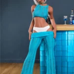 Anabella Sex Doll 163 cm en tenue bleue, pose debout, cheveux courts blancs, près d'un bar.