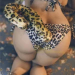 Aurélia Sex Doll 158 cm IronTech en bikini léopard, vue de dos, posant à genoux.