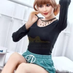 Aurélie Real Doll 165 cm IronTech, assise, cheveux courts, chemise noire, short bleu.