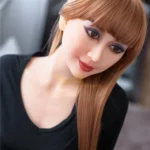 Aurélie Real Doll 165 cm IronTech Doll TPE en gros plan, cheveux longs bruns, maquillage soigné.