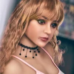Auréline Sex Doll 163 cm IronTech Doll TPE posée de biais, cheveux ondulés, collier noir.
