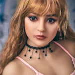 Auréline Sex Doll 163 cm IronTech Doll TPE en gros plan, cheveux longs blonds, collier noir.
