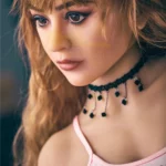 Auréline Sex Doll 163 cm IronTech, gros plan sur visage réaliste et cheveux longs châtain.