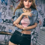 Auréline Sex Doll 163 cm IronTech en tenue décontractée, pose urbaine devant un mur graffité.