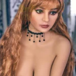 Auréline Sex Doll 163 cm IronTech, cheveux longs roux, collier noir, pose assise.