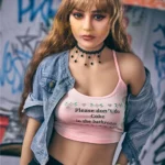 Auréline Sex Doll 163 cm IronTech en tenue décontractée, veste en jean, fond graffiti.