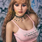 Auréline Sex Doll 163 cm IronTech en débardeur rose, pose décontractée devant un mur graffiti.