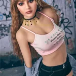 Auréline Sex Doll 163 cm IronTech Doll TPE posée debout, tenue décontractée, fond urbain.