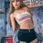 Auréline Sex Doll 163 cm IronTech Doll TPE posant en extérieur urbain, tenue décontractée.