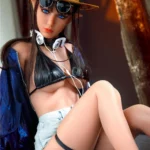 Auréline Real Doll 167 cm IronTech en bikini noir, veste bleue, chapeau et écouteurs.