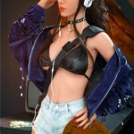 Auréline Real Doll 167 cm IronTech en tenue décontractée avec casque et lunettes de soleil.