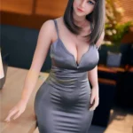 AvaDoll Sex Doll 161 cm IronTech TPE en robe grise moulante, pose debout élégante.