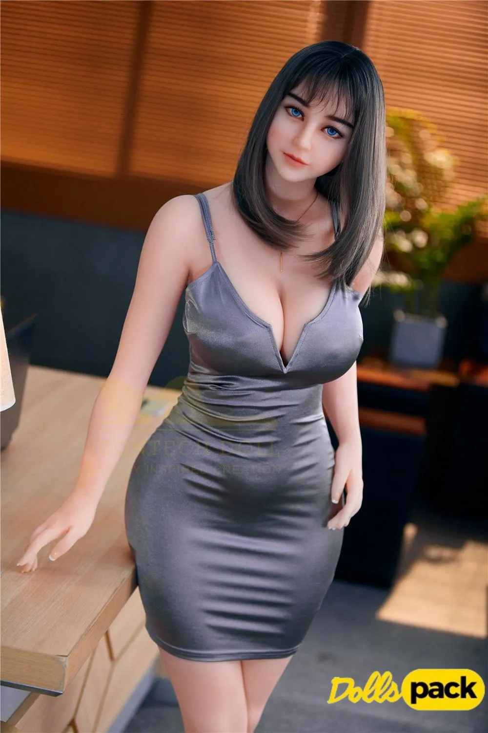 AvaDoll Sex Doll 161 cm IronTech TPE en robe grise moulante, pose debout élégante.