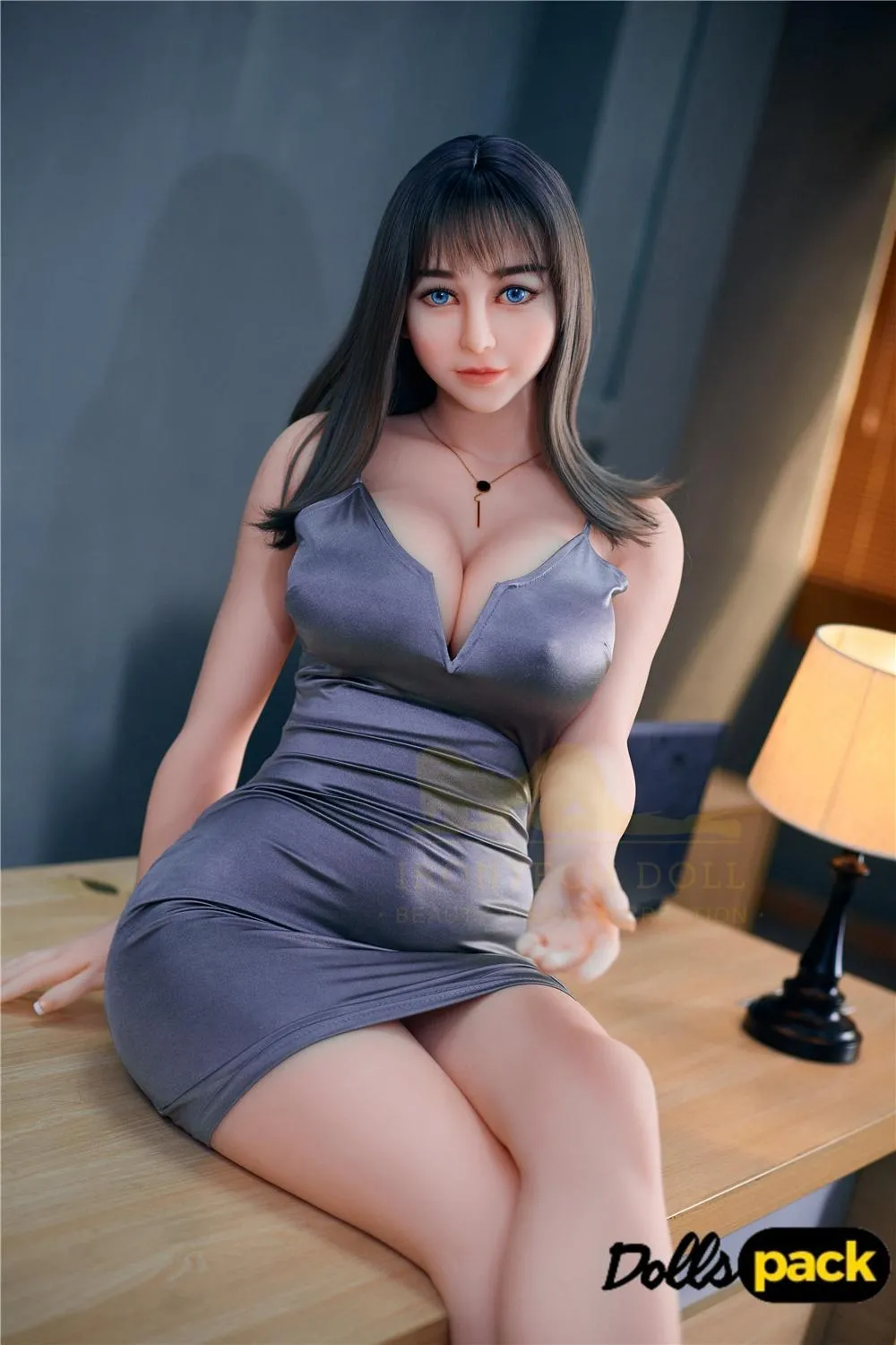 AvaDoll Sex Doll 161 cm IronTech en robe grise, assise sur une table, ambiance tamisée.