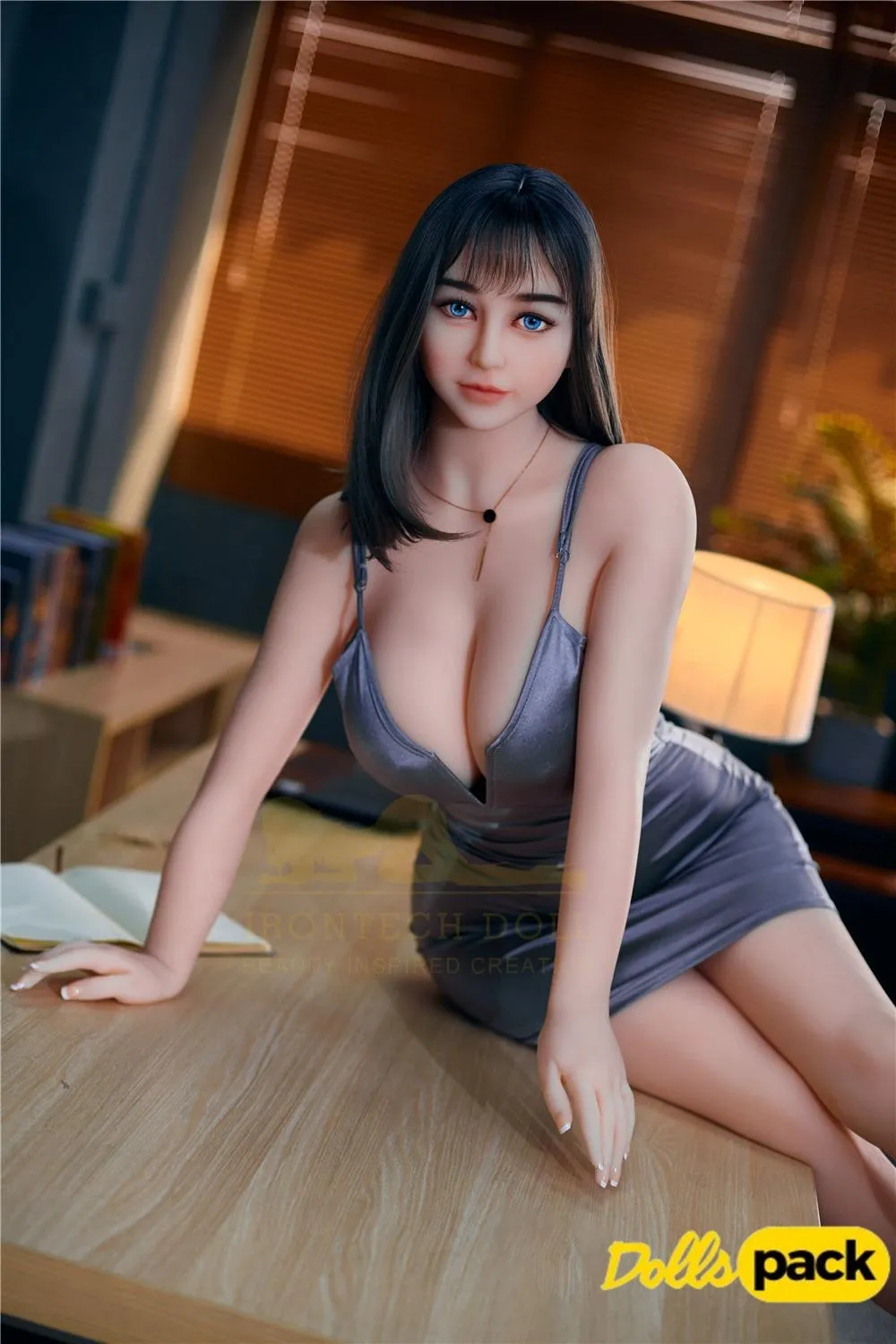 AvaDoll Sex Doll 161 cm IronTech, posée sur une table, robe grise décolletée, ambiance chaleureuse.