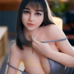 AvaDoll Sex Doll 161 cm IronTech TPE posée en tenue grise, regardant vers l'avant.