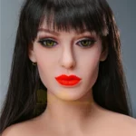 Avala Sex Doll 155 cm IronTech avec cheveux longs noirs, maquillage accentué, regard intense.