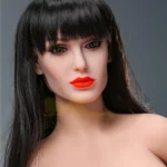Avala Sex Doll 155 cm IronTech, cheveux longs noirs, lèvres rouges, regard en avant.
