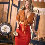 Avalina Sex Doll 158 cm IronTech en jupe rouge, chemisier noué, posée devant un décor élégant.