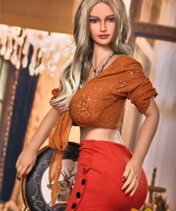 Avalina Sex Doll 158 cm IronTech, pose assise, jupe rouge, haut orange noué, cheveux longs.