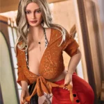Avalina Sex Doll 158 cm IronTech en pose debout, chemisier orange noué, jupe rouge.