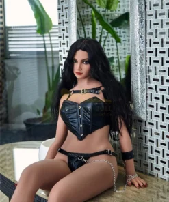 Avelina Sex Doll 168 cm en lingerie noire, assise, cheveux longs et noirs, ambiance moderne.