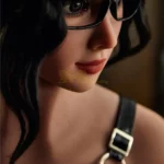 Avelina Sex Doll 168 cm en gros plan, portant des lunettes et une tenue en cuir noir.