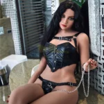 Avelina Sex Doll 168 cm en lingerie noire, posée contre un mur de salle de bain moderne.
