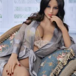 Azalée Sex Doll 163 cm IronTech en lingerie, posée sur un canapé floral, regard pensif.