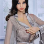 Azalée Sex Doll 163 cm IronTech en peignoir transparent, cheveux bruns, yeux bleus.